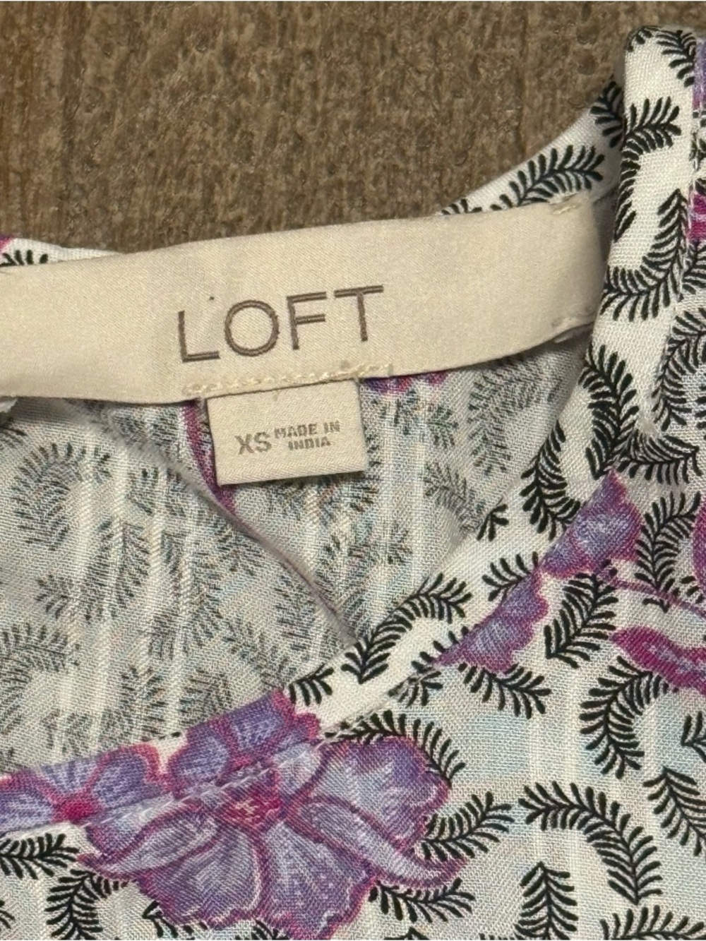 Loft Women’s Short Sleeve Puff Sleeve Blouse Floral Design White Purple Size XS - Picture 8 of 12